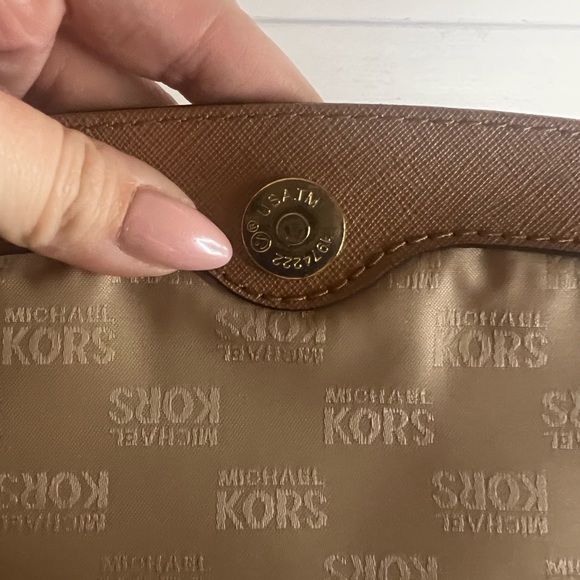 Michael Kors Crossbody, pebble, leather snap closure color acorn/ brown - Picture 15 of 16